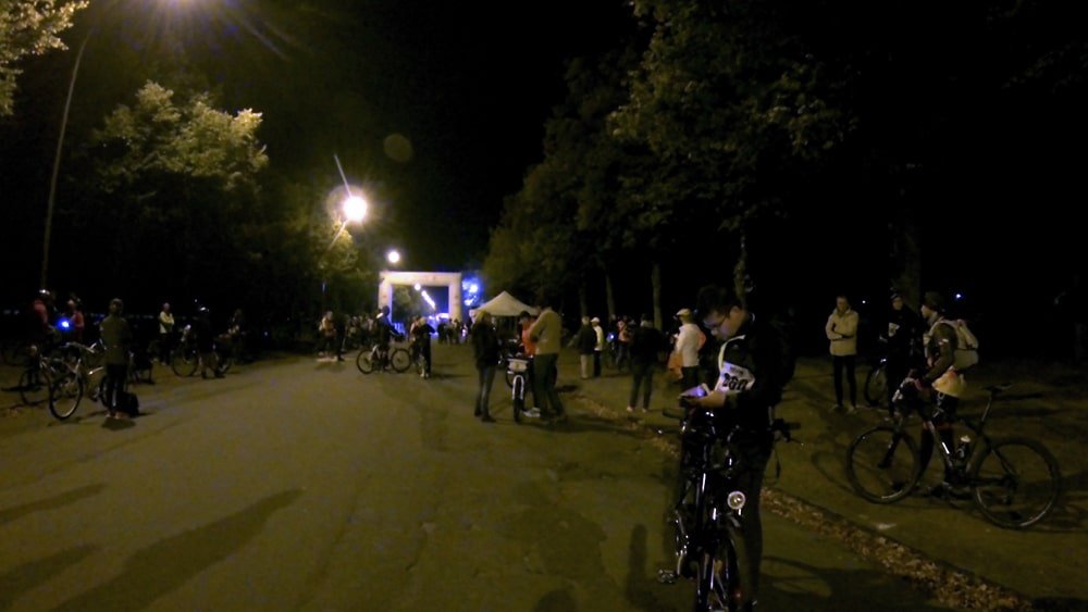 Les vélos attendent les coureurs de l'ultra